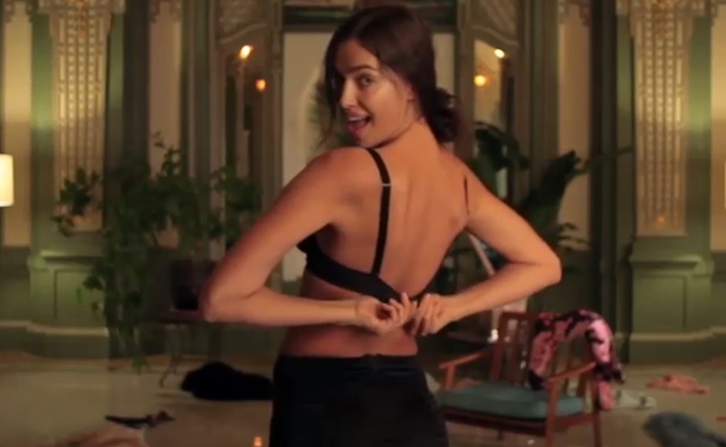 Irina Shayk hace sensual 'striptease' para 'Vogue'