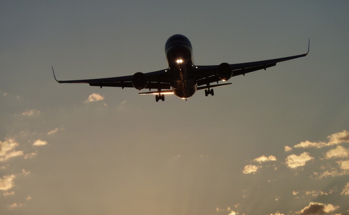 United Airlines pide a todos sus empleados vacunarse o serán despedidos