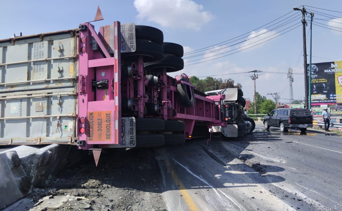 Volcadura de tráiler provoca cierre en ambos sentidos de la avenida Jesús Reyes Heroles, en Tlalnepantla