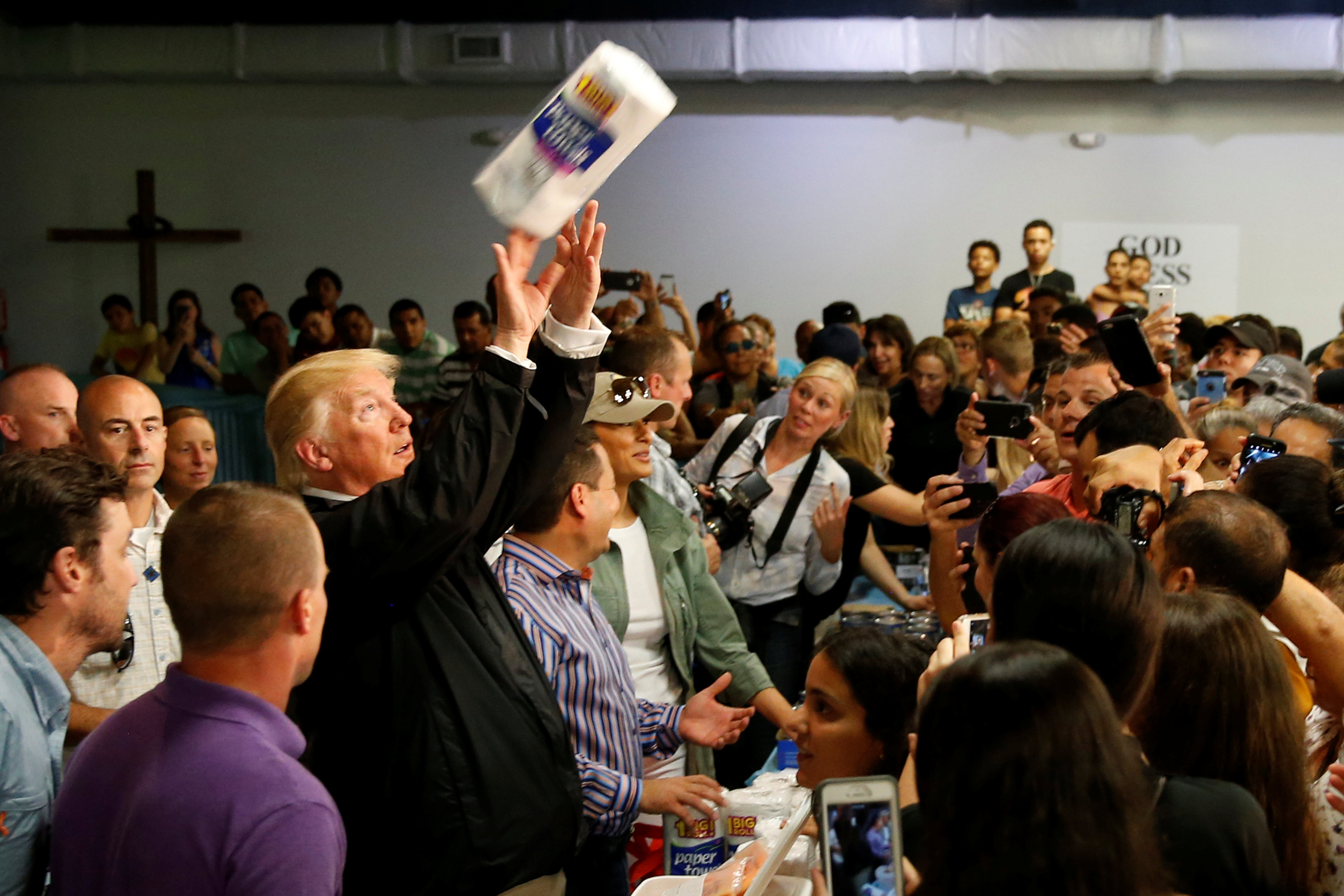 Video. Trump lanza rollos de papel higiénico a damnificados en Puerto Rico