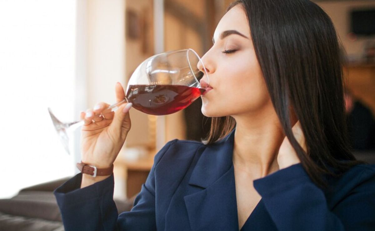 El verdadero culpable de que a algunas personas les duela la cabeza al tomar vino, según la ciencia