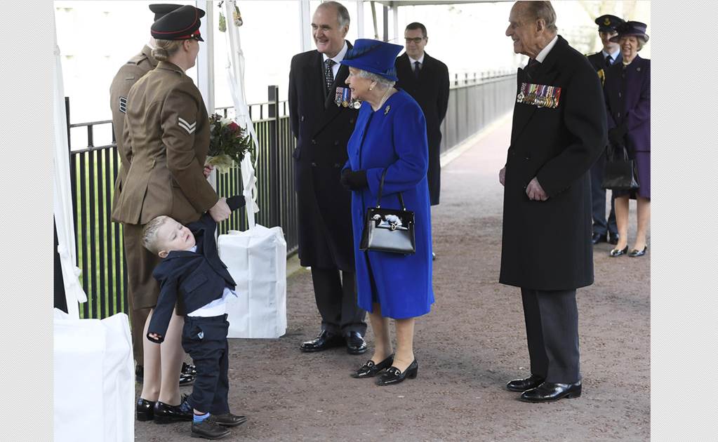 ¡Berrinche real! Niño hace rabieta ante la reina Isabel II 
