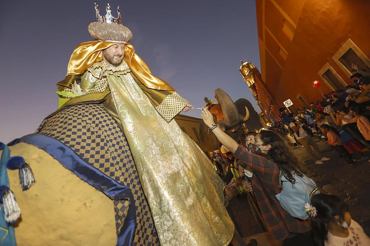 Se desborda la emoción ante el paso de los Reyes Magos en Querétaro 