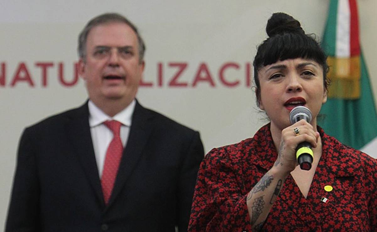 Mon Laferte canta el Himno Nacional ya como mexicana: "¡Viva México!"