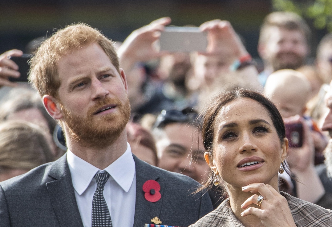 El príncipe Harry y Meghan Markle con un pie fuera de la coronación del rey Carlos por su docuserie