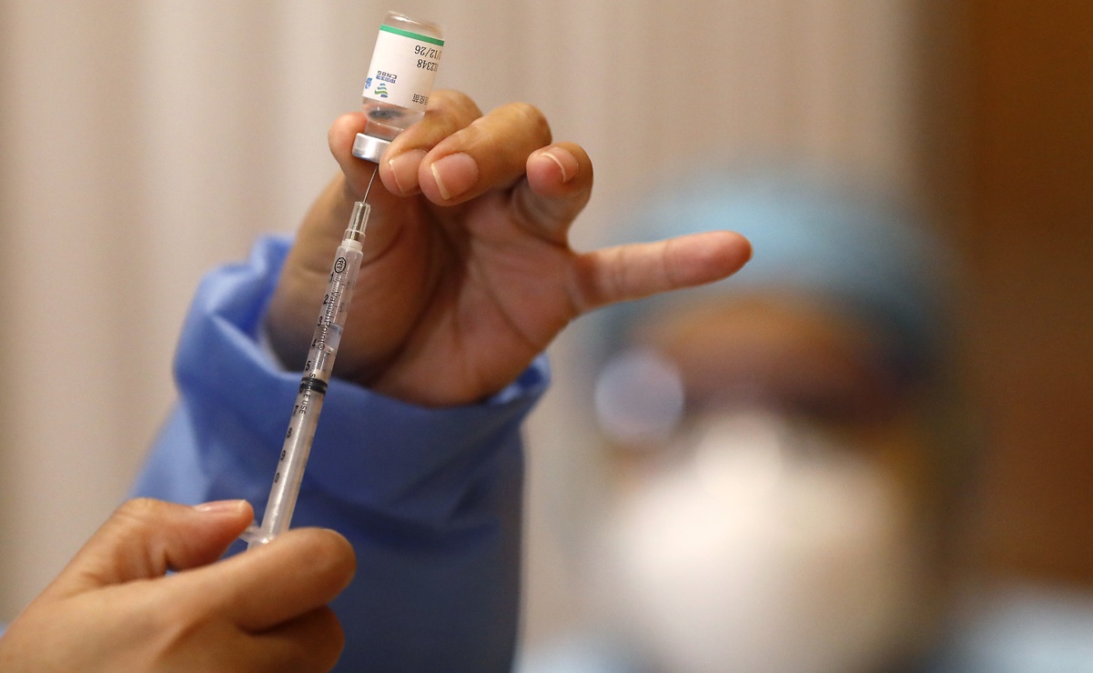 Personas vacunadas contra Covid-19 pueden contraer el virus y contagiar: científica de la OMS 