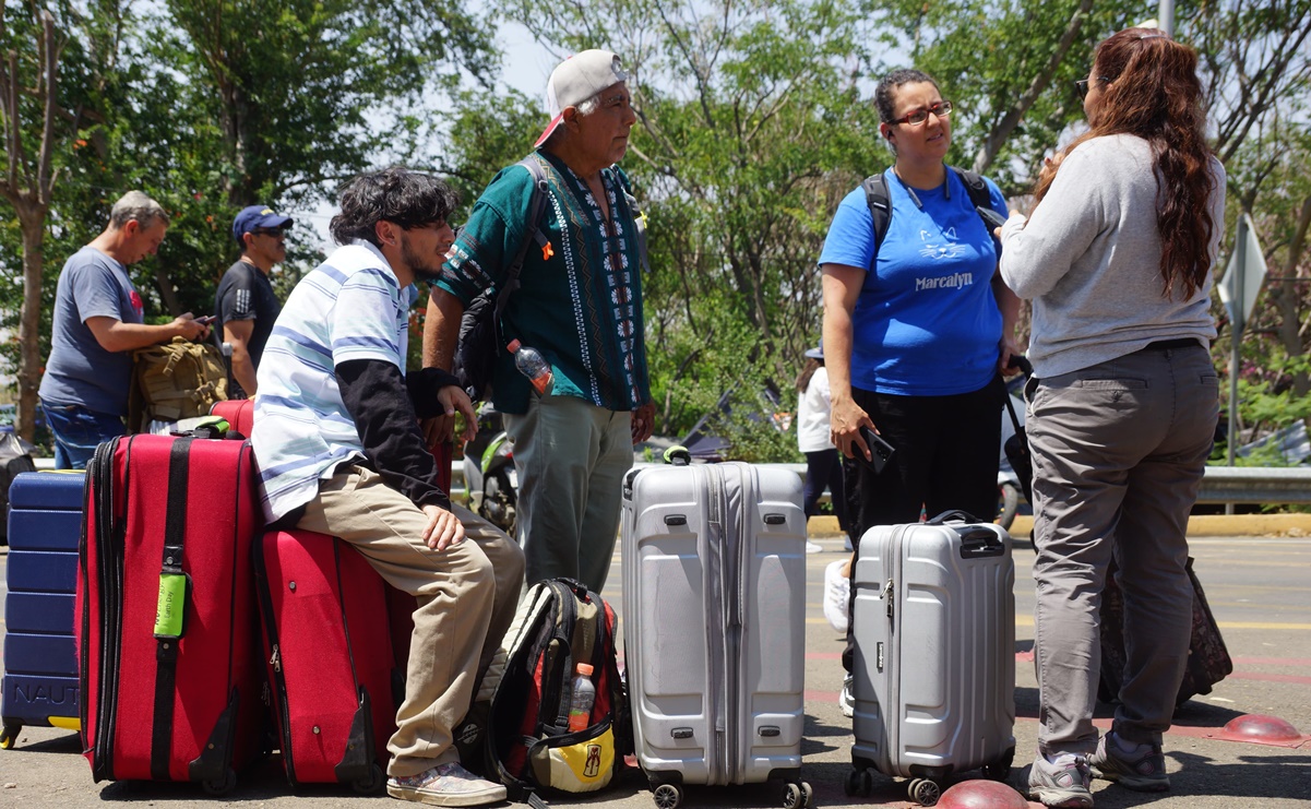 Aeropuerto de Oaxaca cierra y suspende vuelos por bloqueo de maestros de la Sección 22 del SNTE