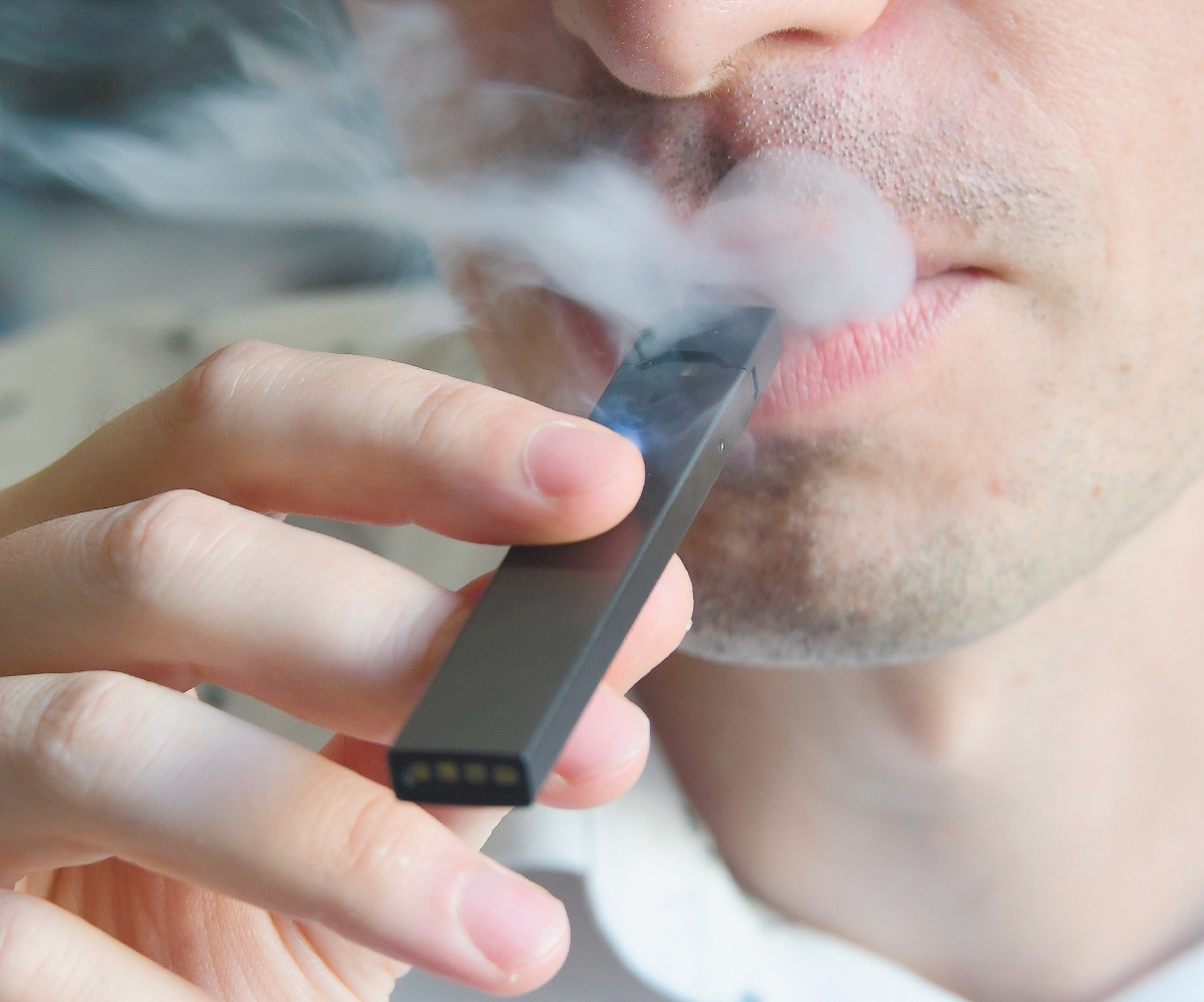 Edomex prohíbe usar vapeadores en espacios libres de humo de tabaco