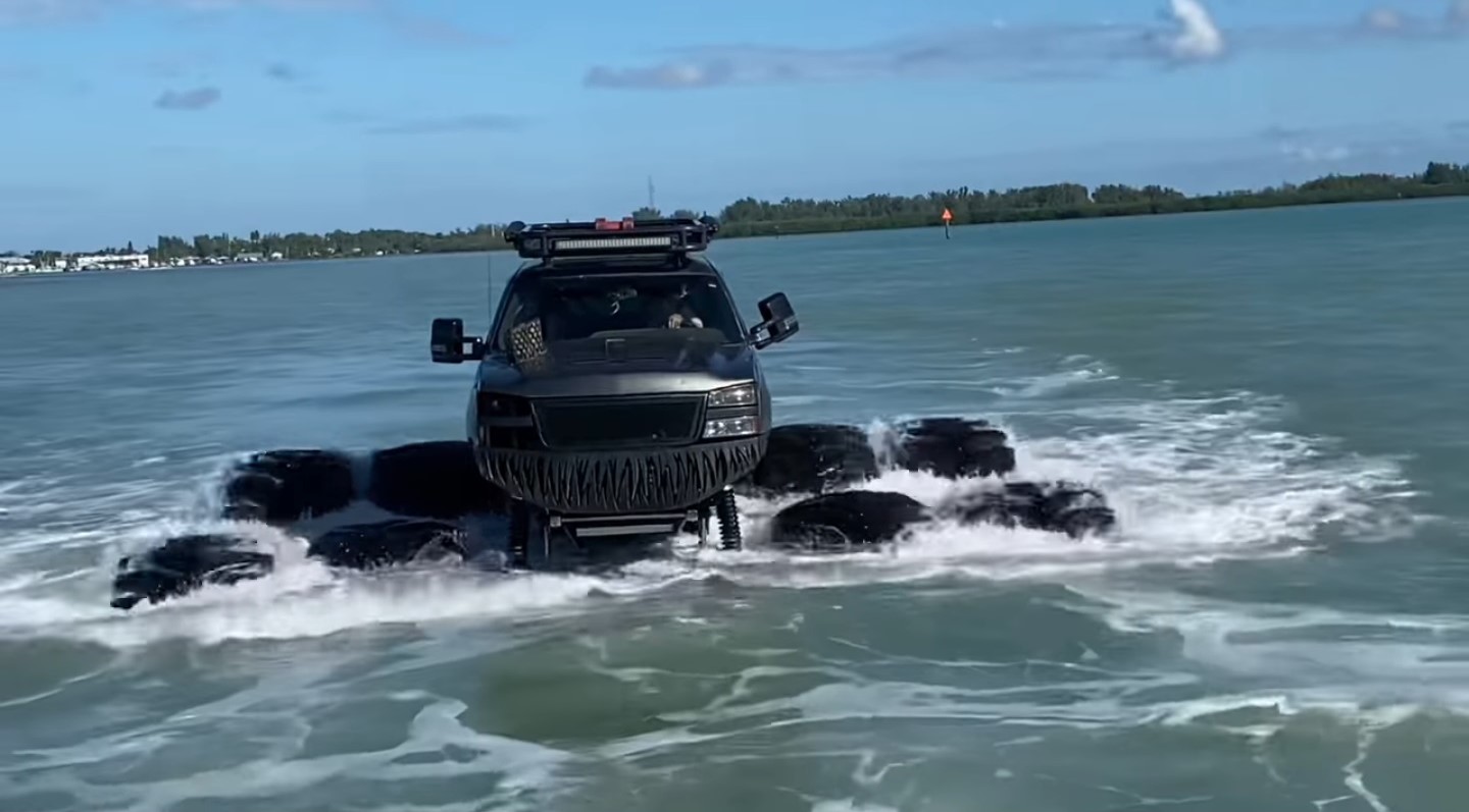 Youtuber fabricó su propia camioneta y la probó en el Golfo de México