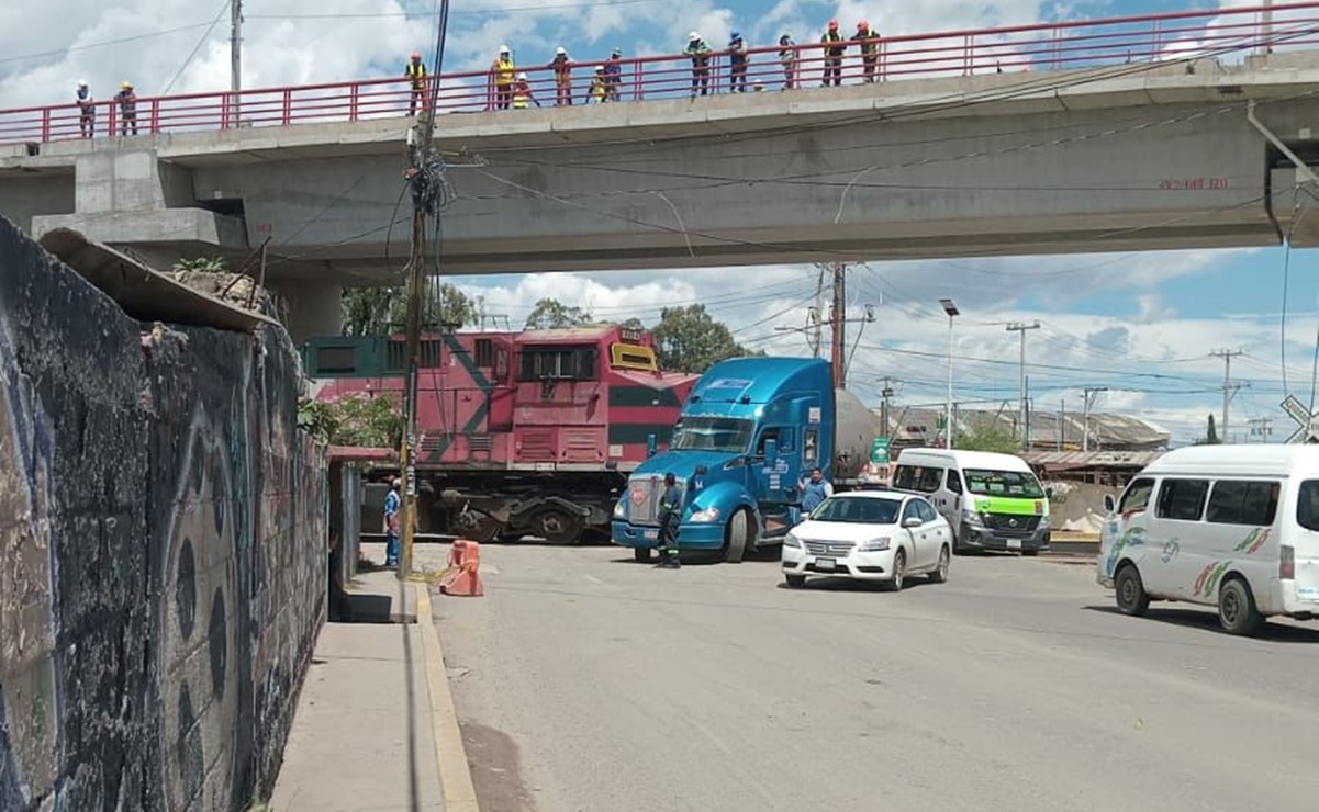 Tráiler es embestido por tren en el crucero de Teyahualco, en Tultepec