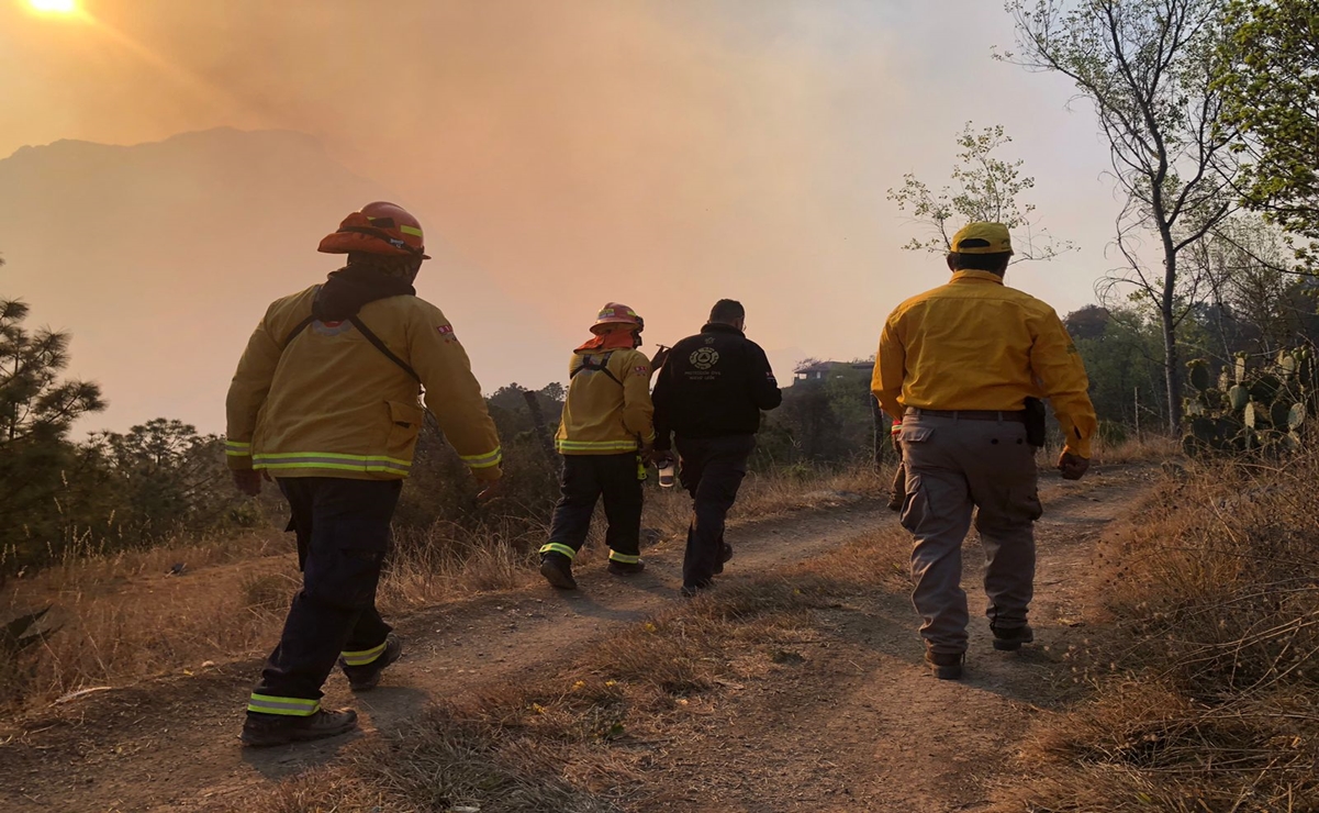Vientos dificultan combate de incendio forestal y obligan a evacuar tres comunidades en NL