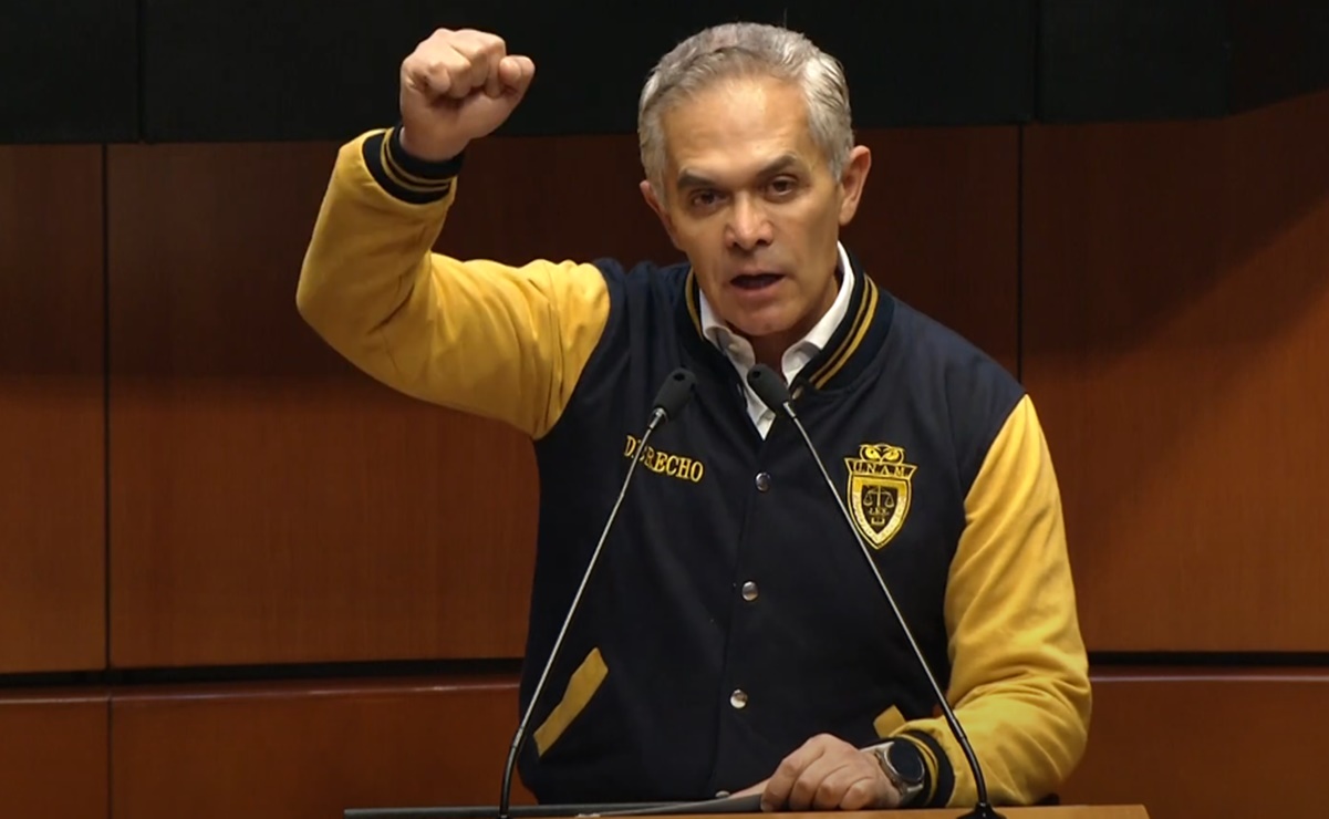 VIDEO Miguel Ángel Mancera se burla de su Goya de la UNAM: “¡Cu, Cu, Pumas!”