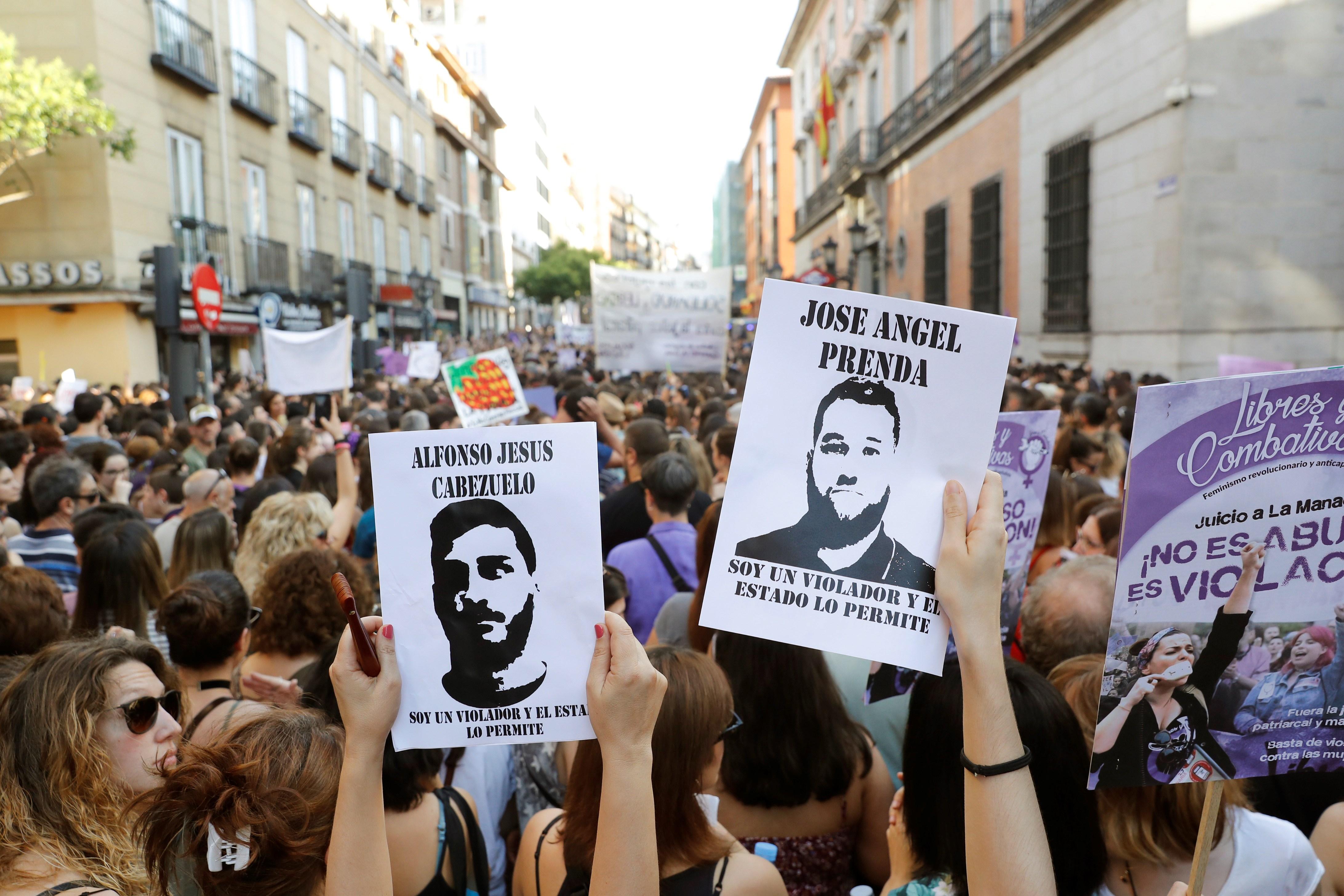 Justicia de España rebaja la pena a un condenado del caso La Manada, una violación grupal en fiestas de San Fermín