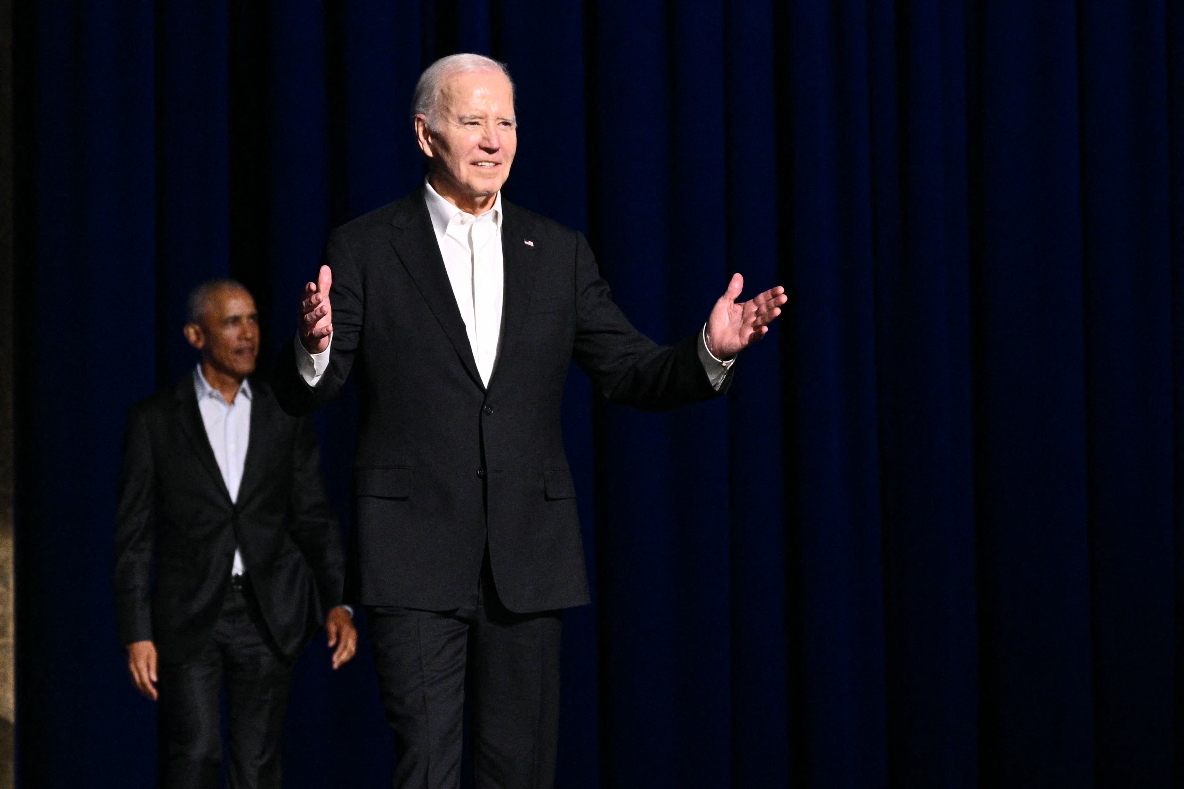 ¿Qué le pasa a Joe Biden? Otra vez se queda "congelado", ahora en evento con Obama. VIDEO