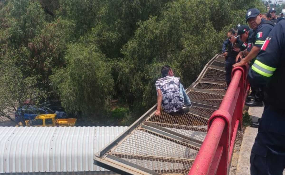 Rescatan a hombre antes de lanzarse a puente vial hacia las vías del ferrocarril de Tlalnepantla