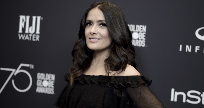 Salma Hayek presume ‘cuerpo de sirena’ en la playa