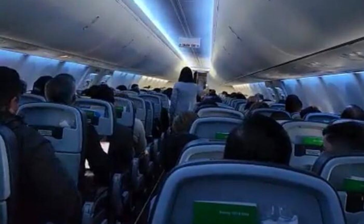 Protestan contra AMLO en pleno vuelo: "¡Estás destruyendo al país!", le gritan 