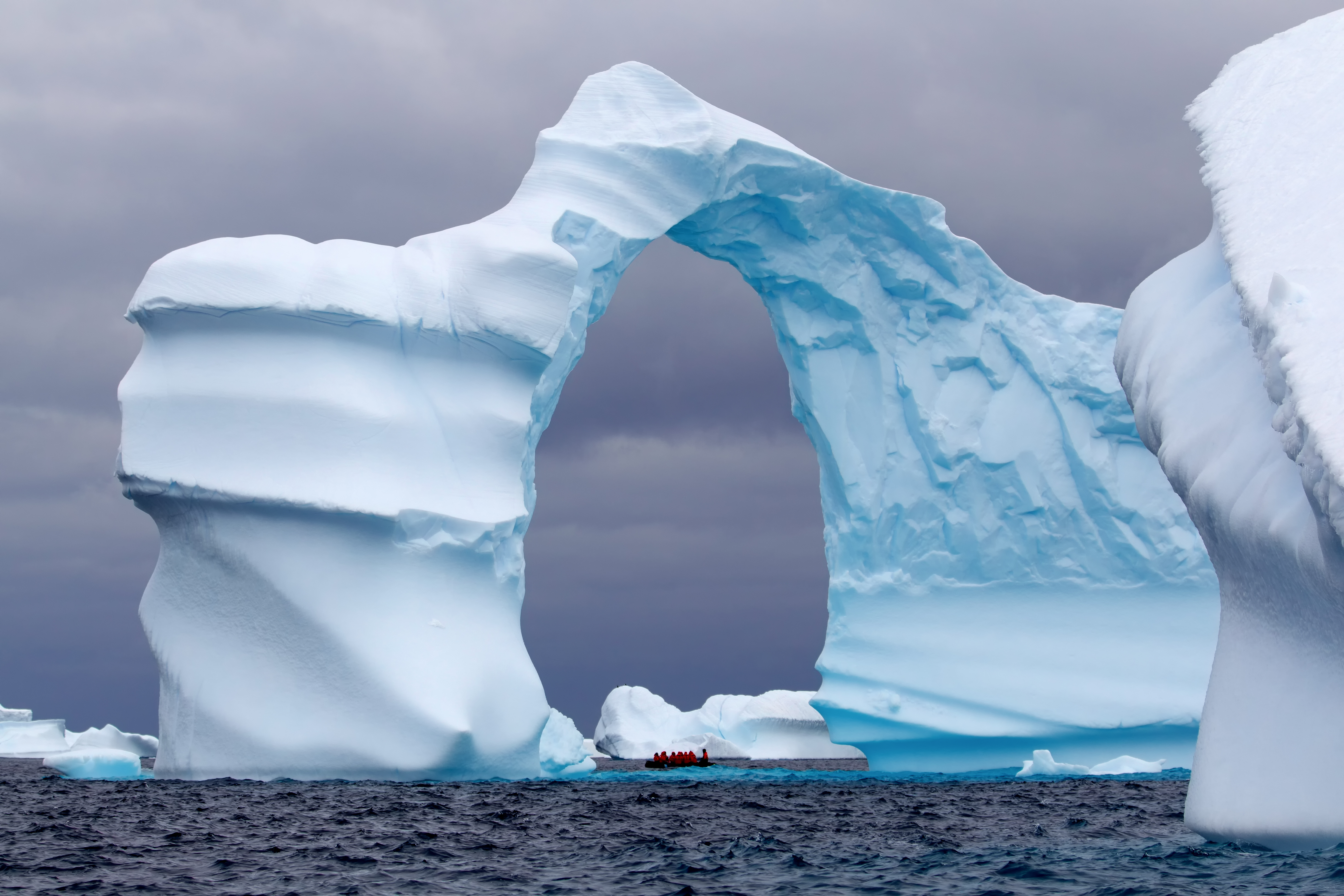 Icebergs y pingüinos: qué hacer y y cómo llegar a la Antártida