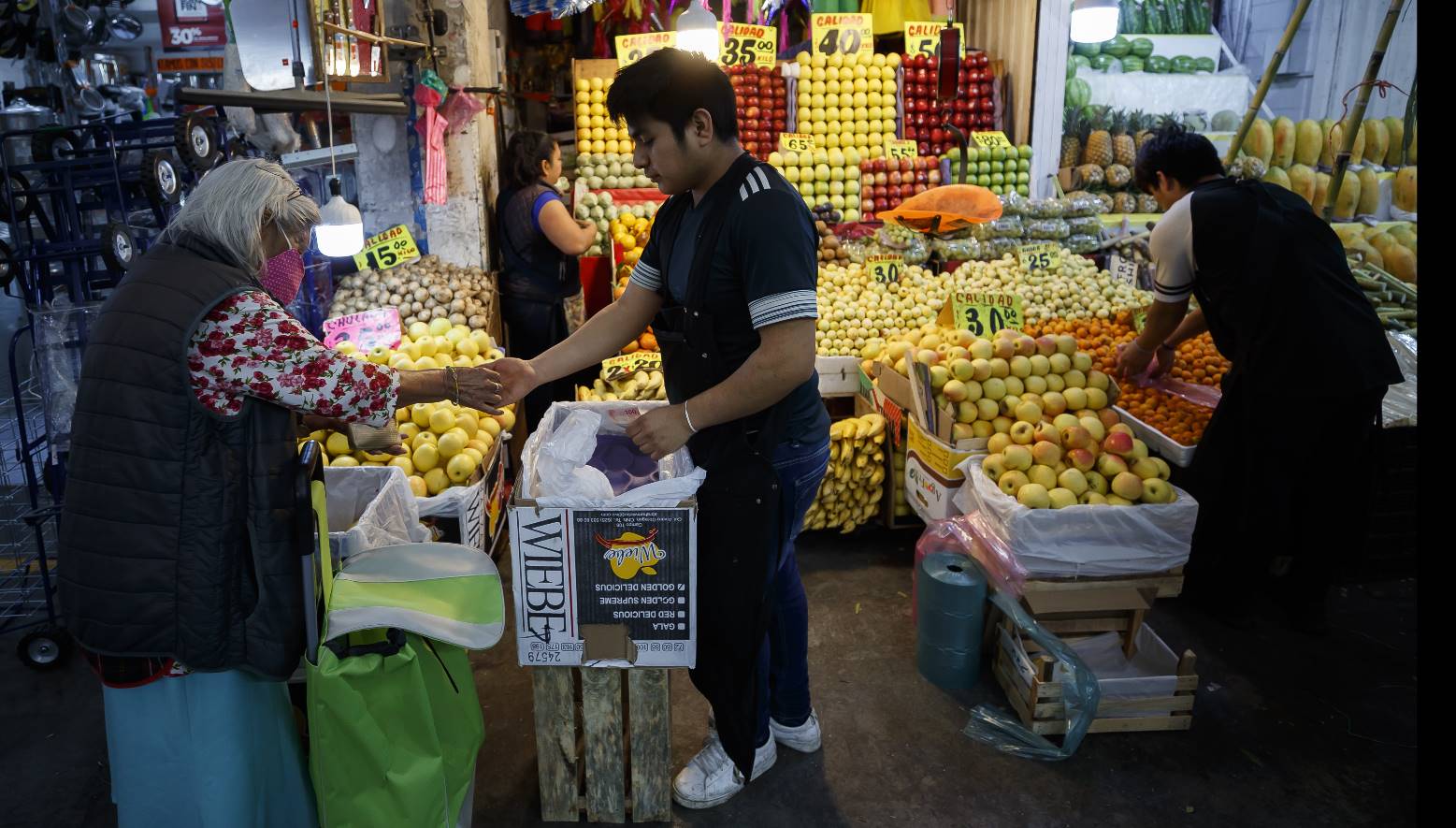 Ante alta inflación, mexicanos priorizan la compra de alimentos
