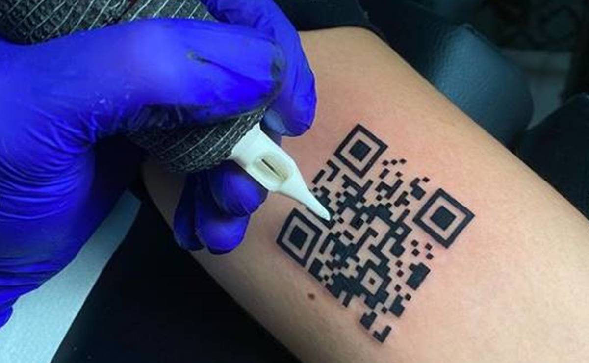 Joven se tatúa certificado Covid para entrar a establecimientos en Italia