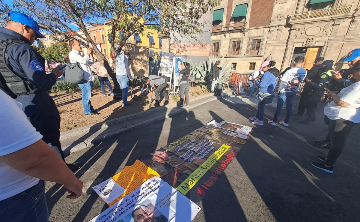 FOTOS: Familiares de desaparecidos colocan pancartas fuera de Palacio Nacional