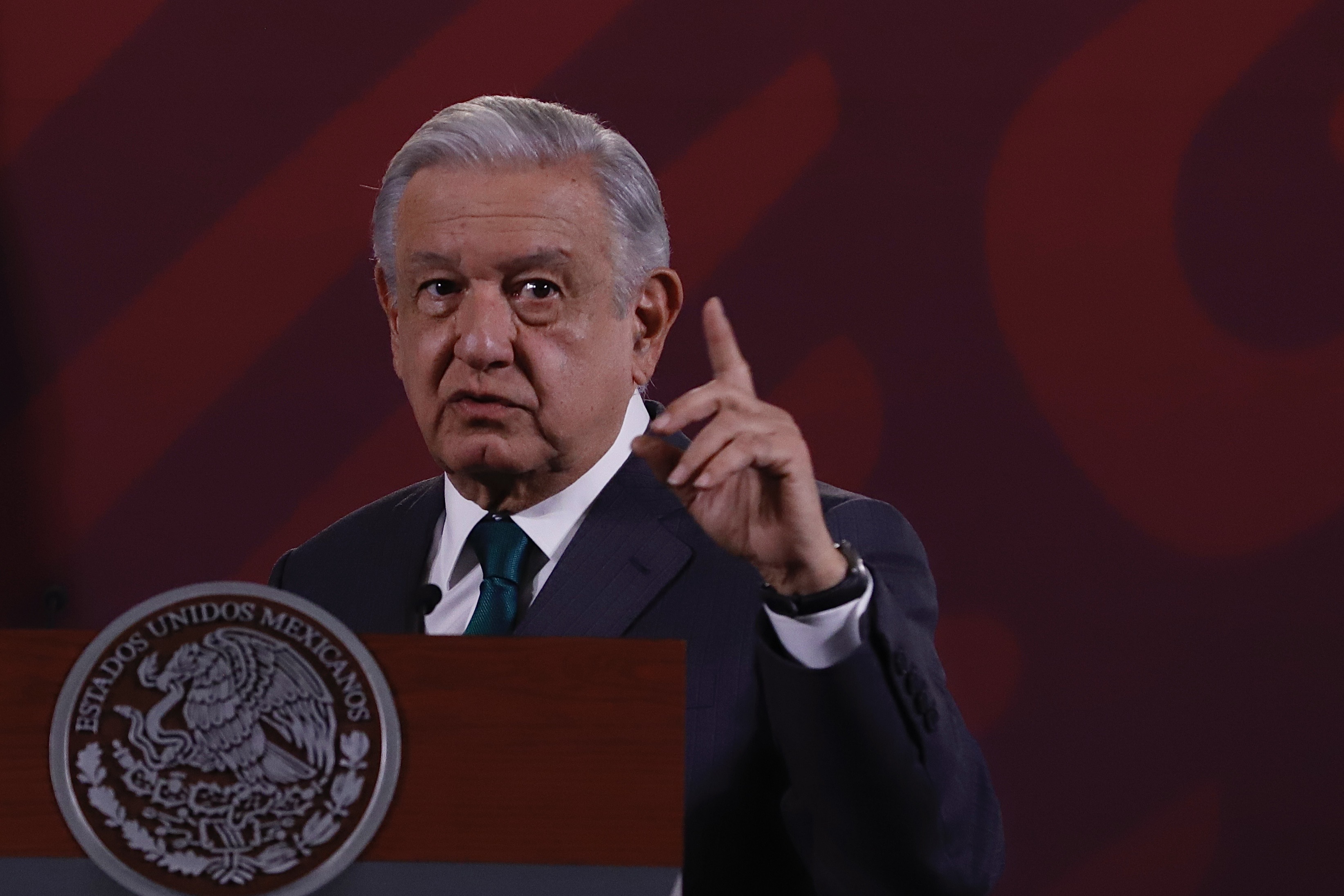 AMLO dice que "es de sabios cambiar de opinión" sobre la militarización en México