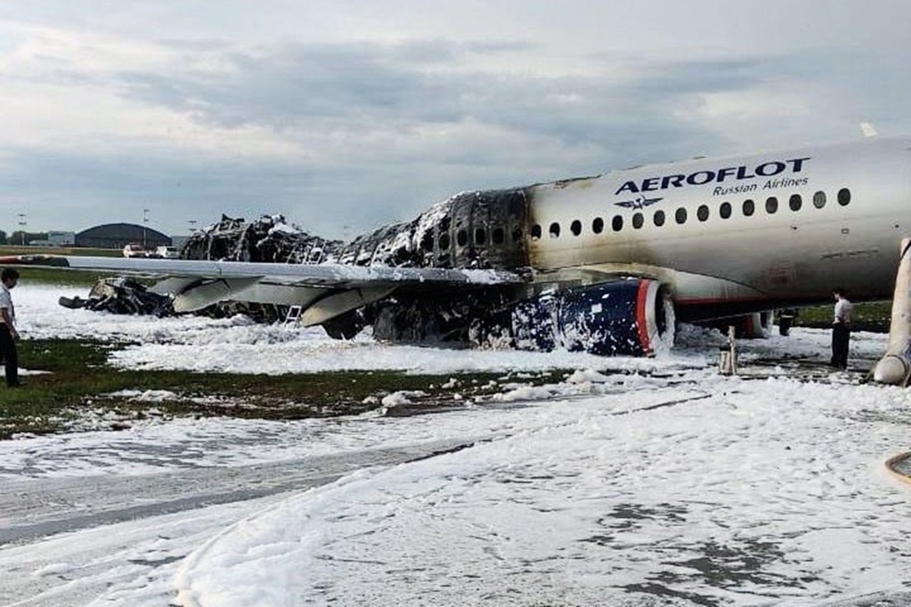 Recuperan las dos cajas negras de avión incendiado en Moscú
