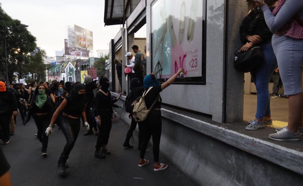 Grupo de mujeres vandaliza estación de Metrobús Insurgentes