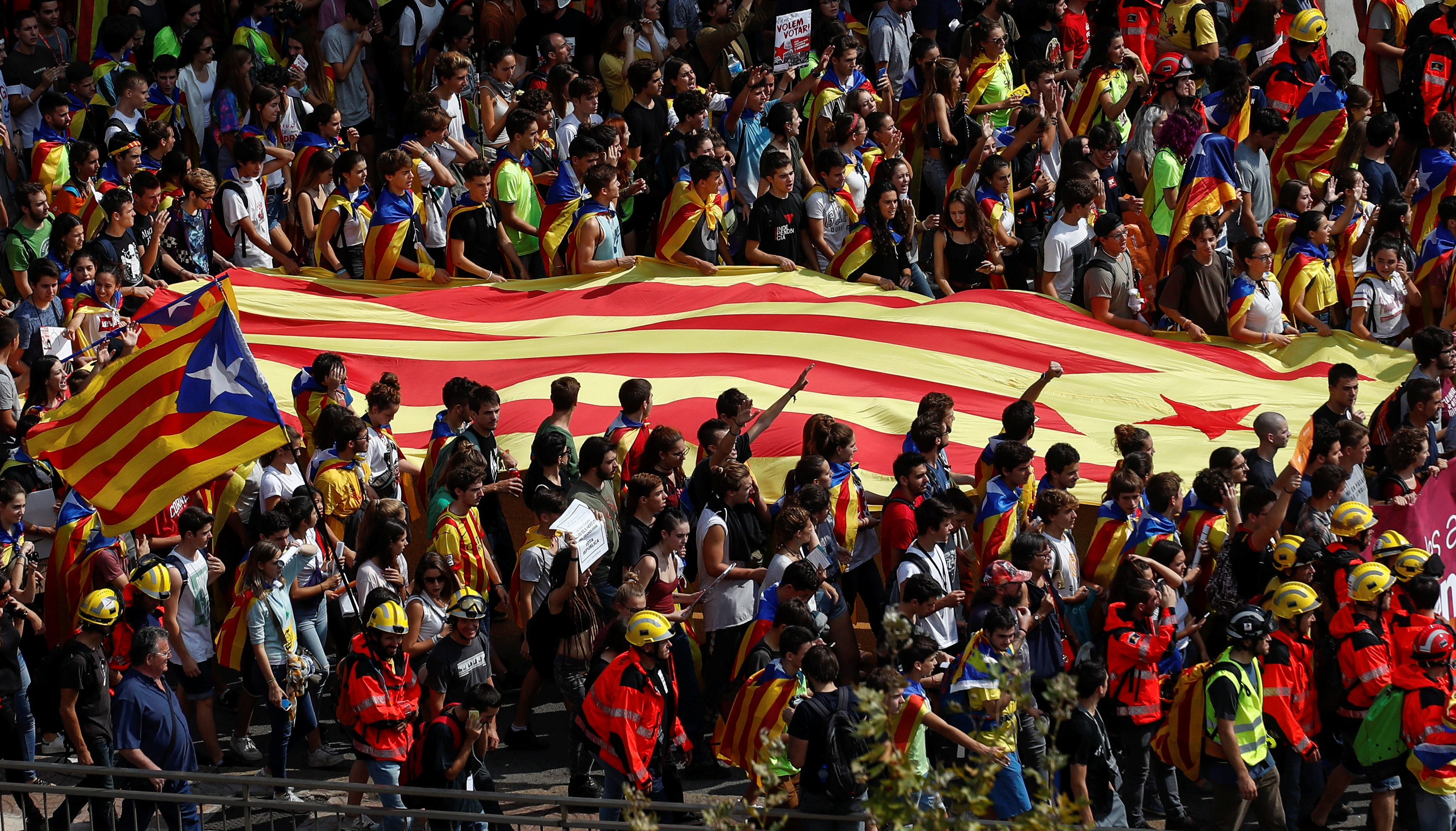 Gobierno español exige a independentistas catalanes suspender referéndum