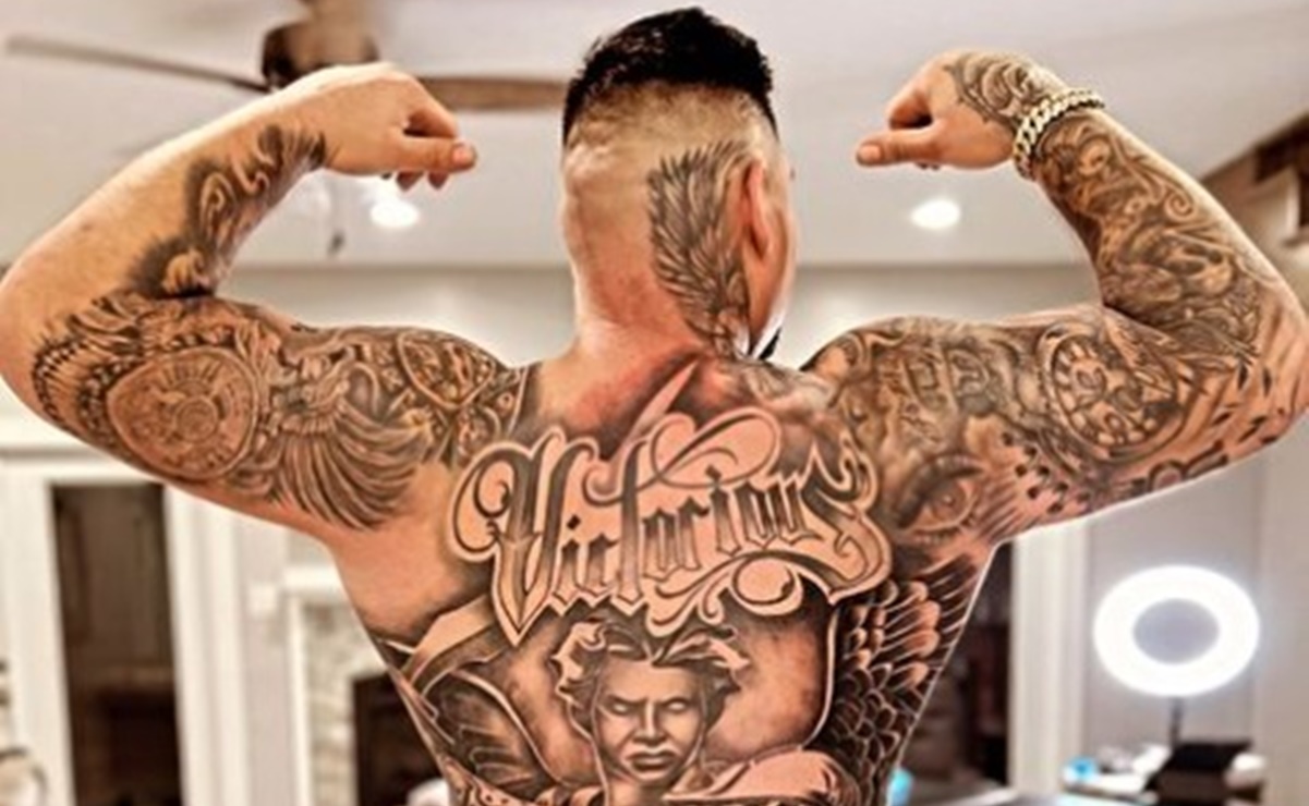 Andy Ruiz presume impresionante tatuaje que le cubre la espalda hasta los glúteos