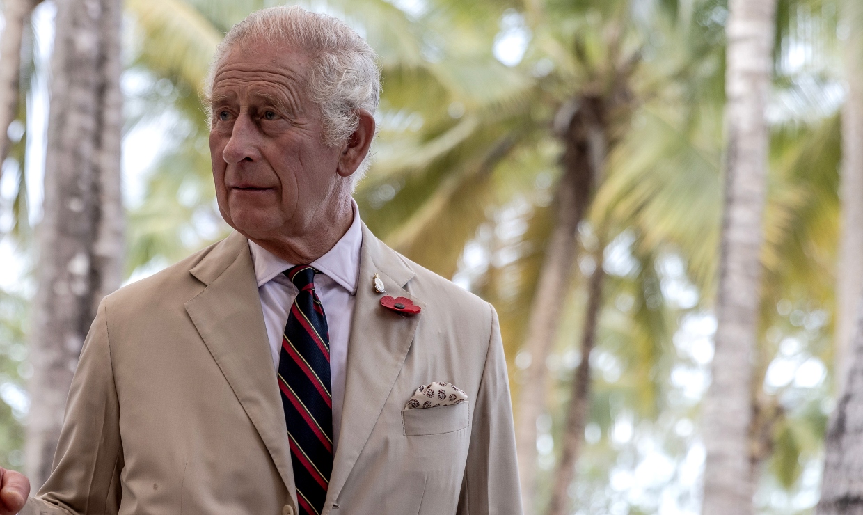 Carlos III termina su primer viaje como rey con discurso a favor de la paz mundial