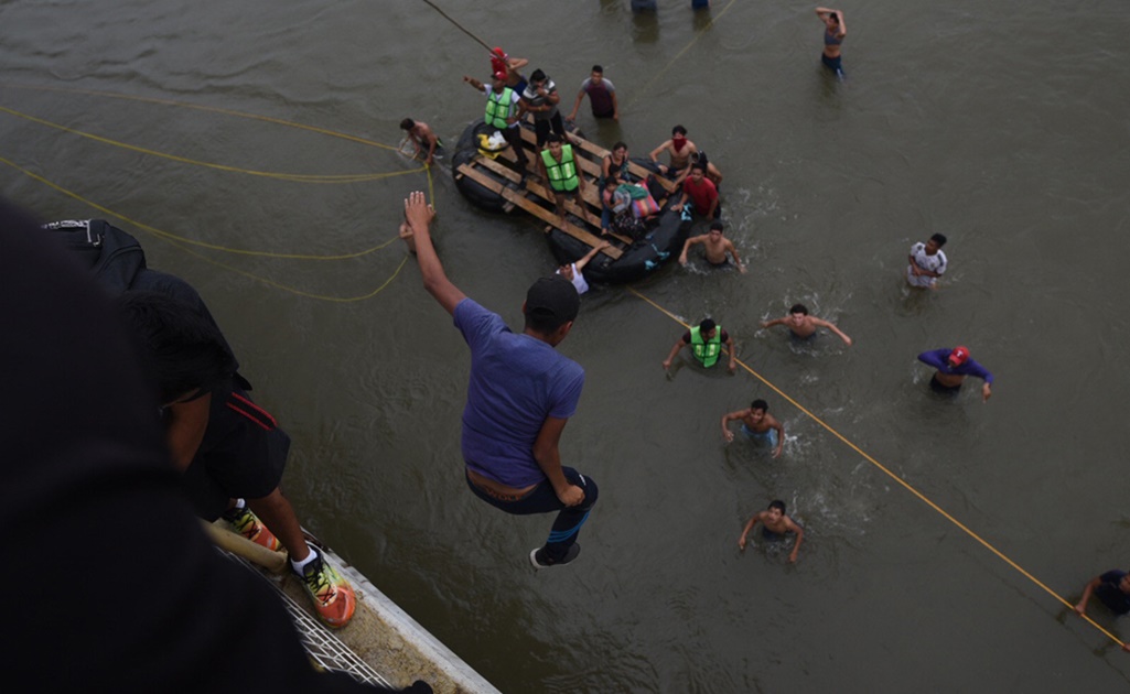 Migrantes se lanzan al Río Suchiate en su intento por ingresar a México