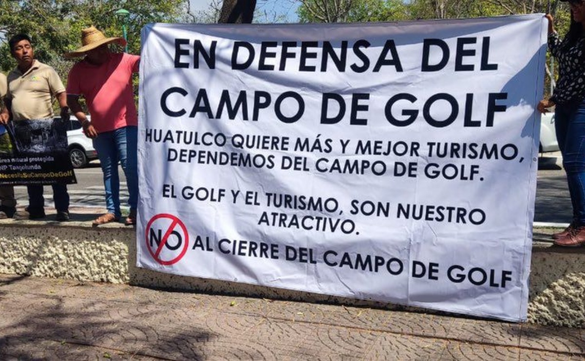 Trabajadores de campo de golf en Huatulco se manifiestan en defensa del trabajo de 50 familias 