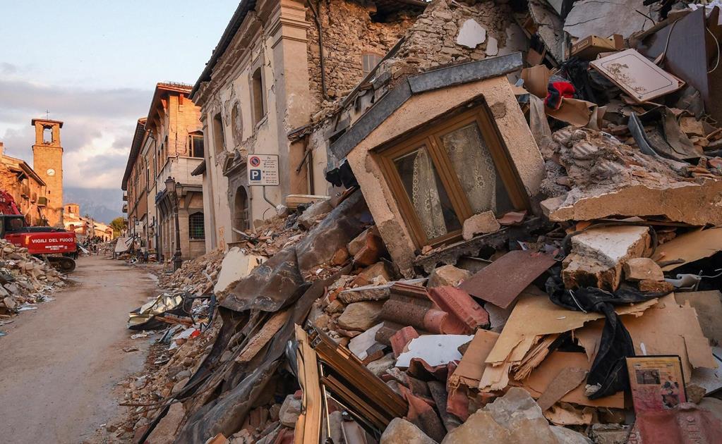 Italianos piden castigo contra "Charlie Hedbo" por mofa de terremoto 