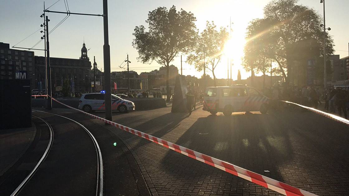 Auto arrolla a multitud en Ámsterdam; hay al menos 8 heridos