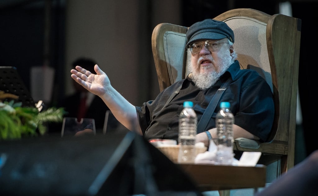 Autor de "Game of Thrones" bromea con miles de fans en la FIL Guadalajara