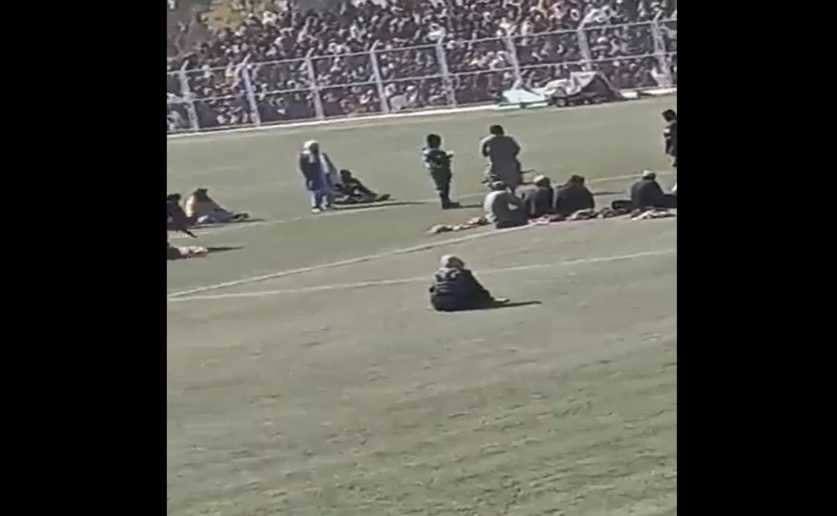Talibanes flagelan a 9 hombres por robo y sodomía en un estadio repleto