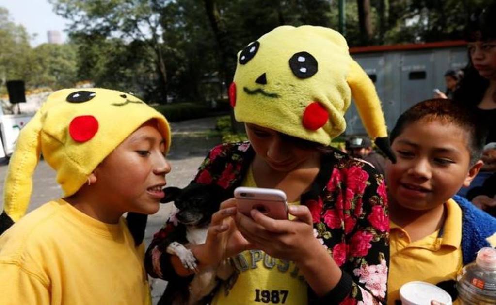 Thousands flock to Mexico City streets for Pokemon Go