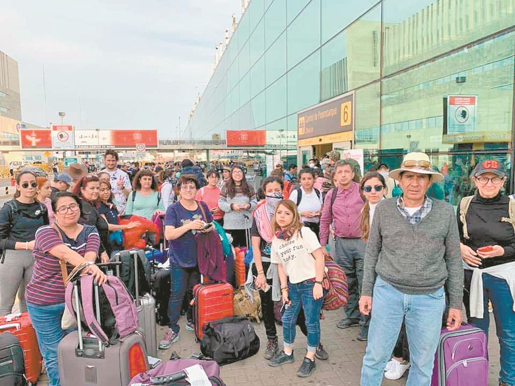 Mexicanos, varados y desesperados en Perú