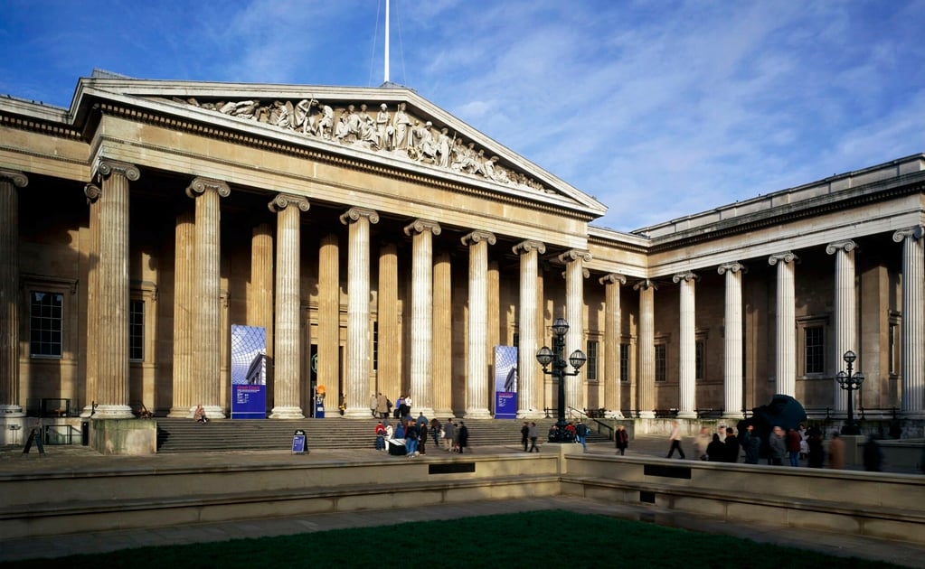 Mesero rompe dedo de estatua antigua en museo británico 