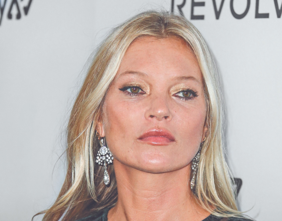 Kate Moss sorprende al desfilar a sus 48 años en la Semana de la Moda de Milán