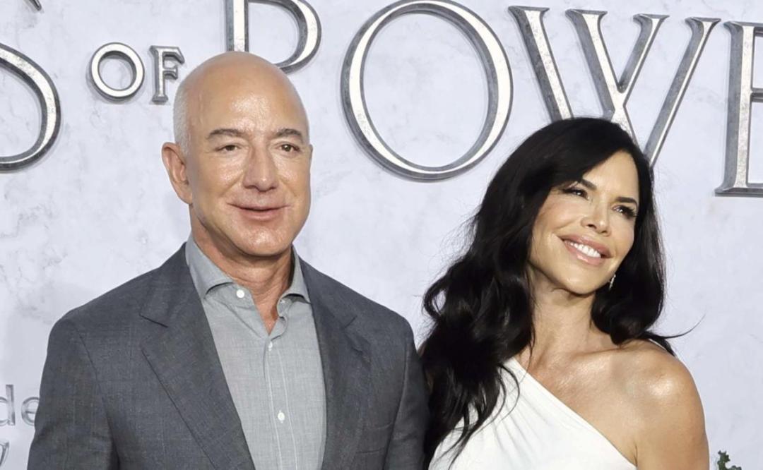 Jeff Bezos, captado con una camisa de mariposas en Coachella y bailando al ritmo de Bad Bunny