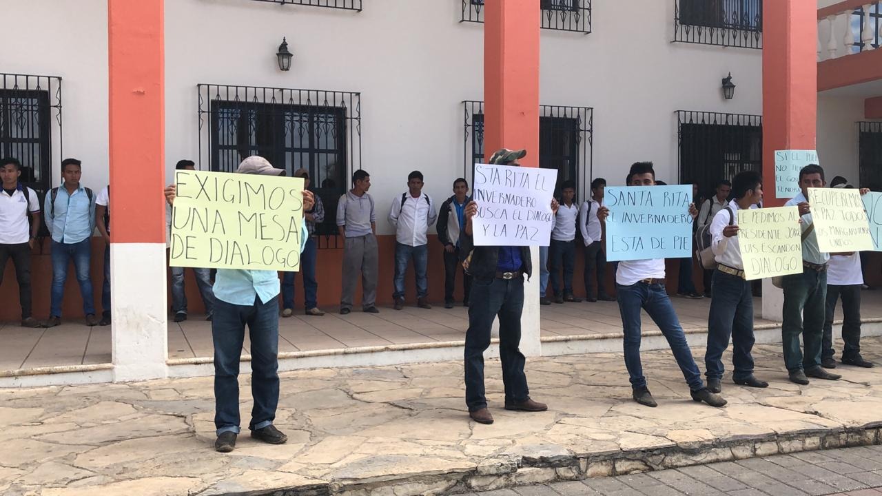 Indígenas de Comitán, Chiapas, retienen a 4 funcionarios 
