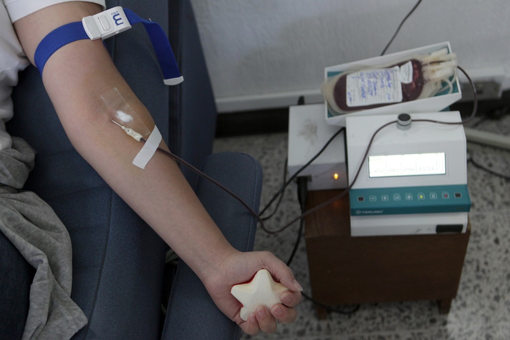 EU retira prohibición de donar sangre a homosexuales