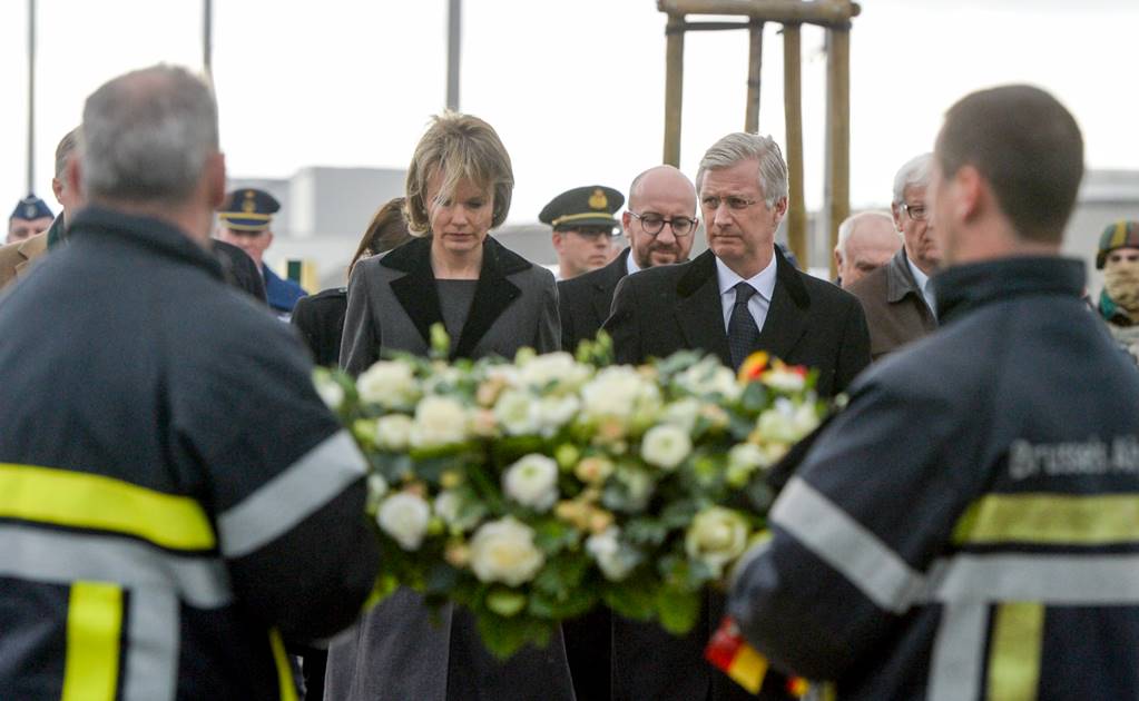 Reyes belgas visitan sitios de atentados en Bruselas