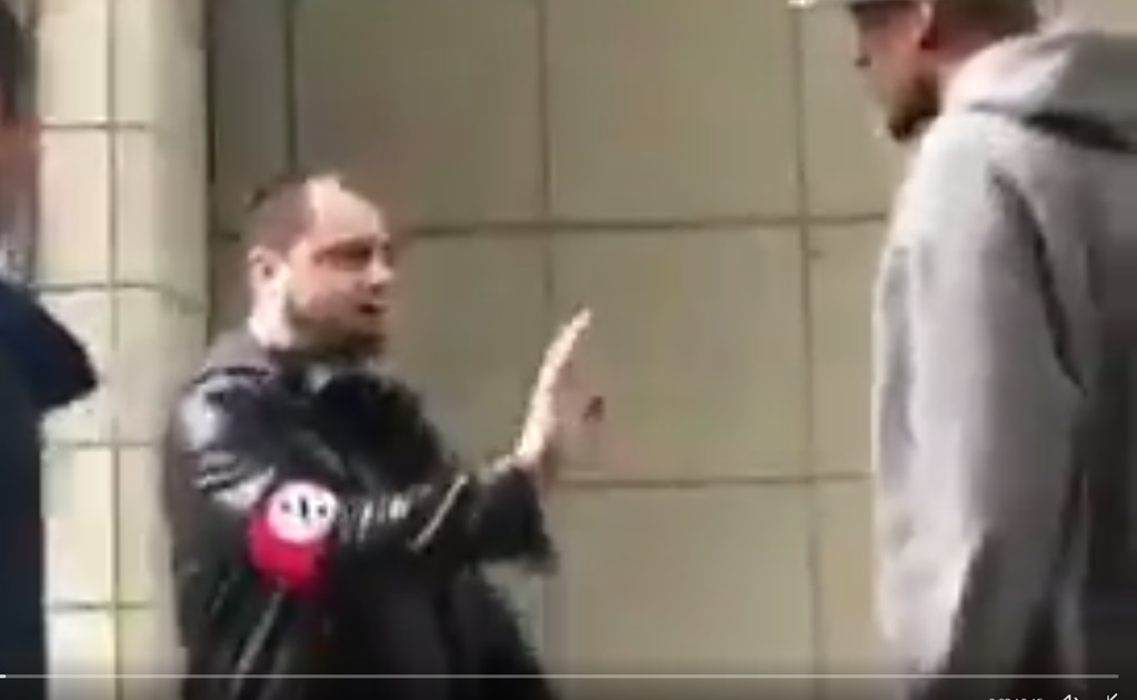 Golpean a sujeto que portaba símbolo nazi en EU