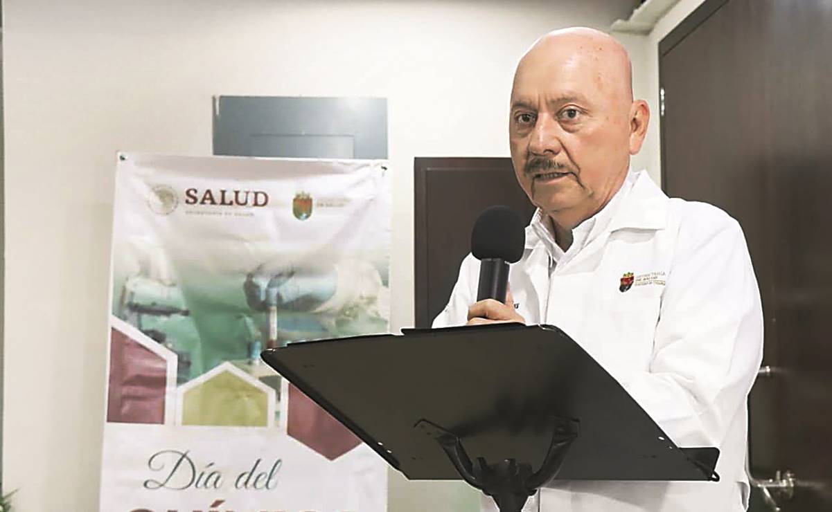 Secretario hace caravana con sombrero de la dependencia