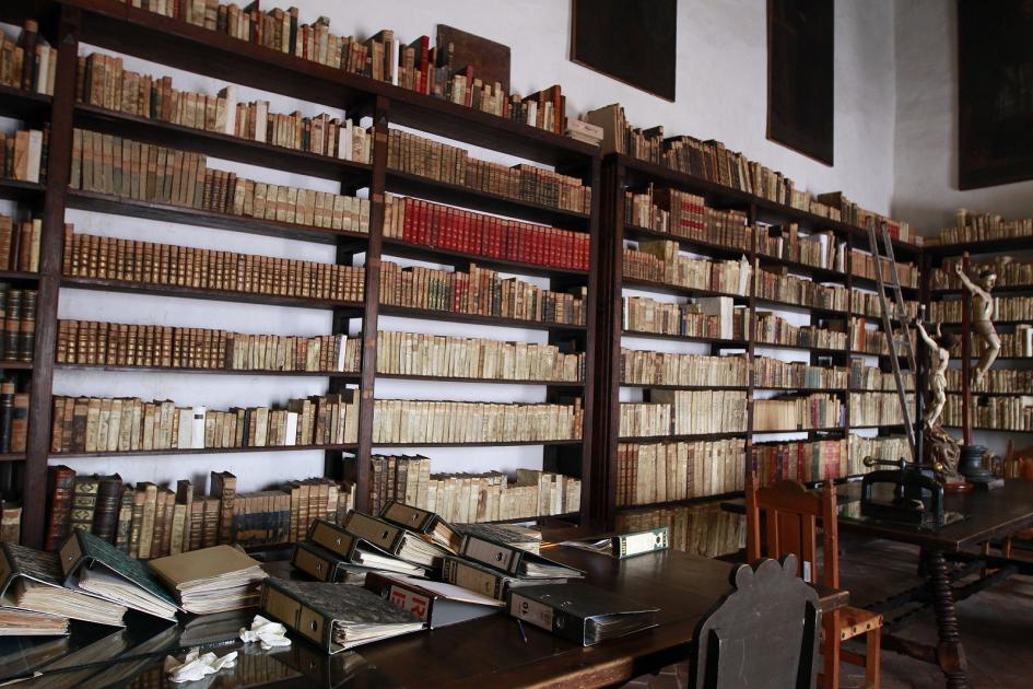 Cuida de la historia; bibliotecario resguarda más de 14 mil libros