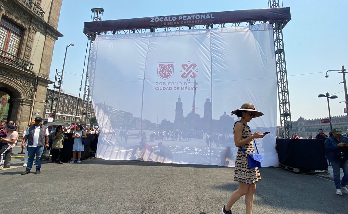 Se lleva a cabo la primer caminata en el Zócalo formalmente peatonal