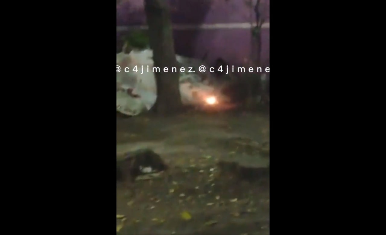 Jóvenes graban cuando lanzan un cohete a una persona en situación de calle en Iztacalco